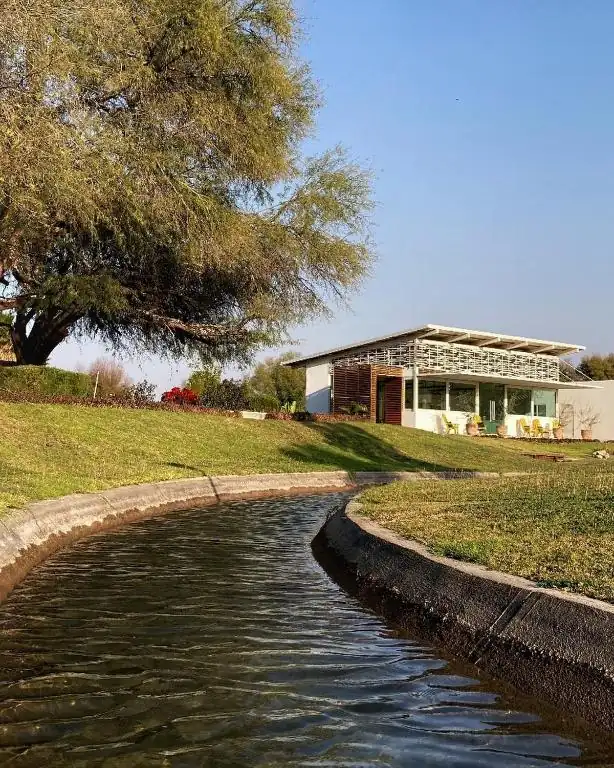Water and gardens at Hotel Los Lirios